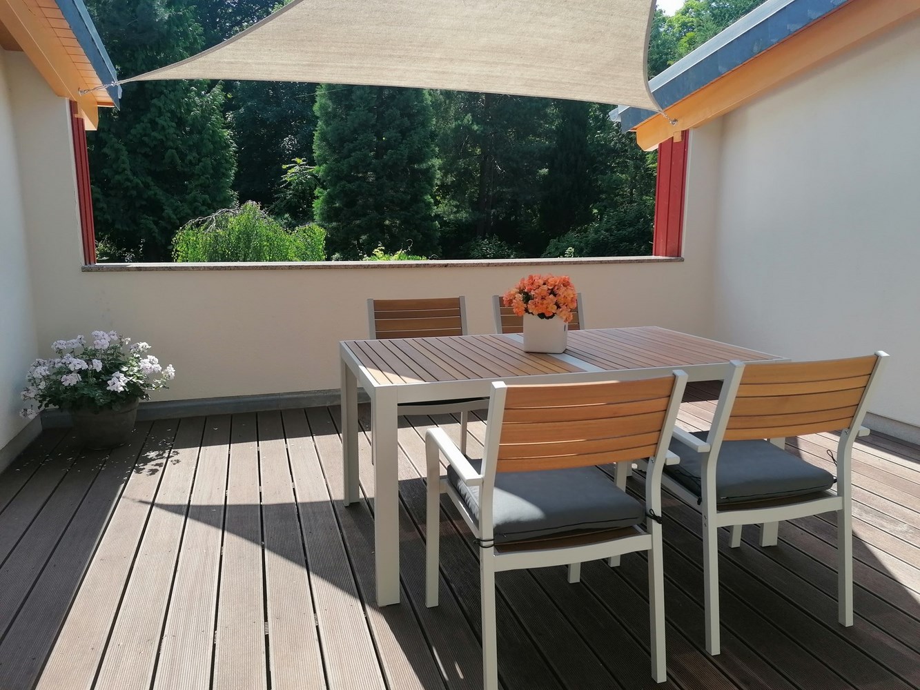 Die Dachterrasse mit Sitzplatz des Sommerhauses in Wismar